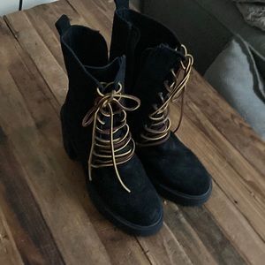 Free people worn once boots size 39 like new black suede lace up